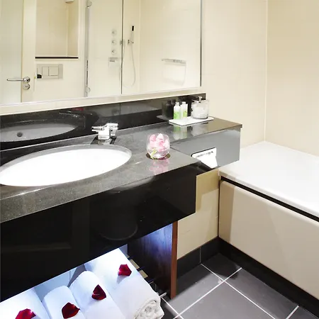 Hotel The 4*